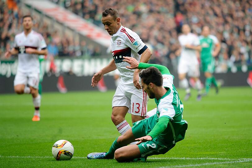 RAFINHA NOTE 3: Weil Lahm ins Mittelfeld abberufen wurde, kam der Brasilianer mal wieder auf seiner Stammposition zum Einsatz: hinten rechts. Schnell und sicher, gut in der Balleroberung. Holte sich Gelb (42.) ab bei einem Werder-Konter.