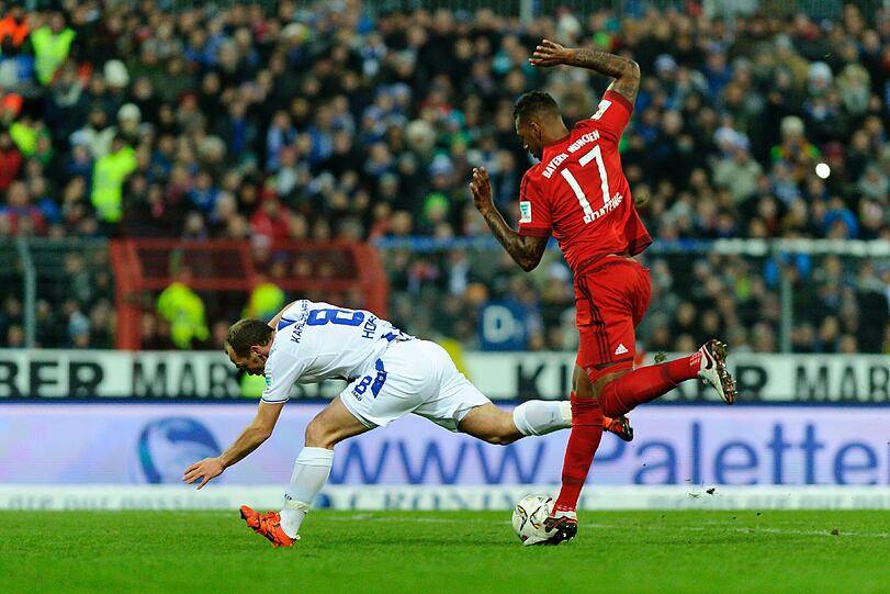 Jerome Boateng bringt KSC-Stürmer Erwin Hoffer frei vor dem Tor zu Fall - Rote Karte.