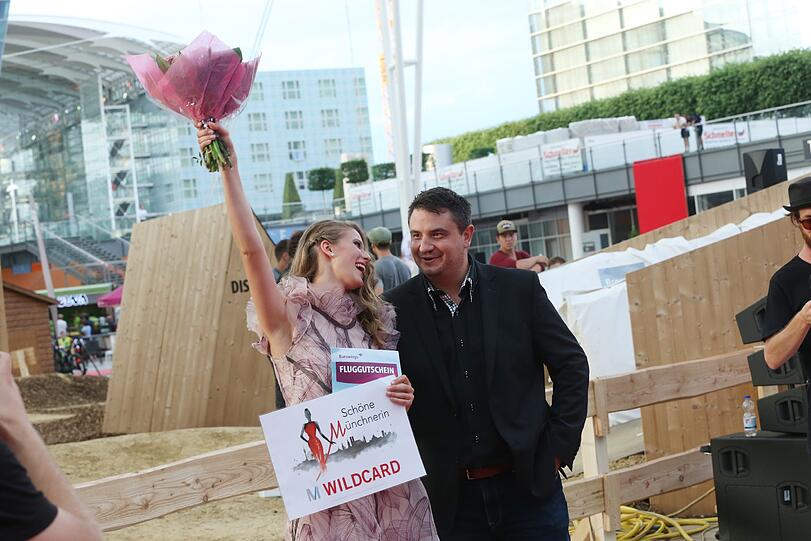 Freude pur! Markus Preiß vom Flughafen übergibt die Wildcard an Carina.