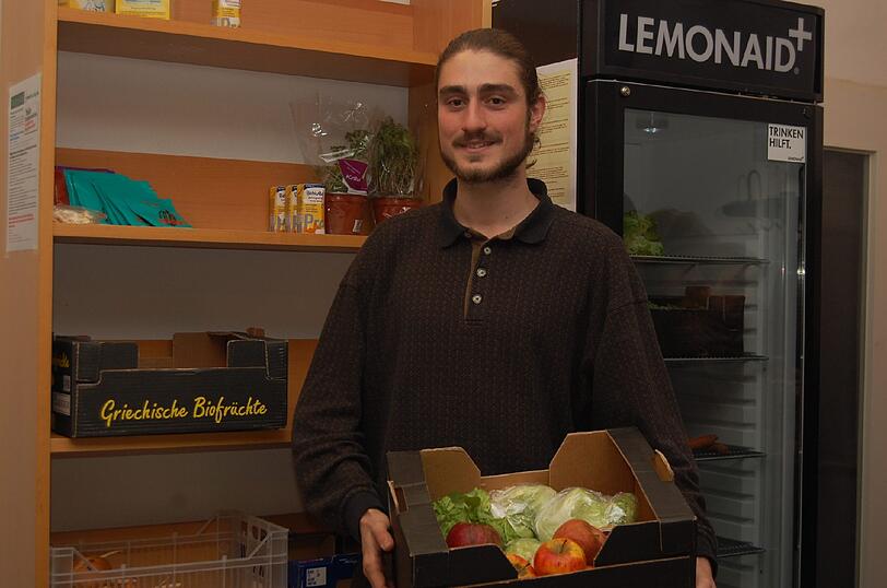 Marius Diab von Foodsharing bei der Eröffnung des neuen Fair-Teilers im Eine-Welt-Haus.