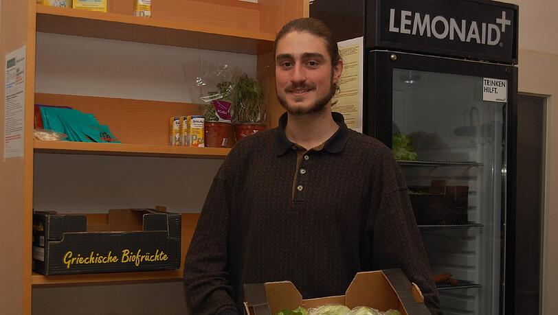 Marius Diab von Foodsharing bei der Eröffnung des neuen Fair-Teilers im Eine-Welt-Haus. Marius Diab von Foodsharing bei der Eröffnung des neuen Fair-Teilers im Eine-Welt-Haus.