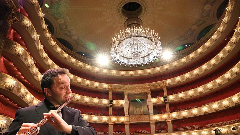 Der Flötist Paolo Taballione im Nationaltheater. Der Flötist Paolo Taballione im Nationaltheater.