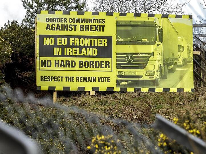 Ein Schild gegen den Brexit an der Grenze zwischen Irland und Nordirland.