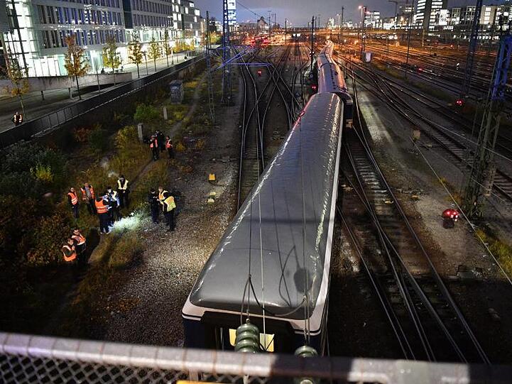 Der entgleiste Zug am Bahnhof Hackerbrücke in München.