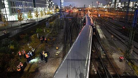 Der entgleiste Zug am Bahnhof Hackerbrücke in München.