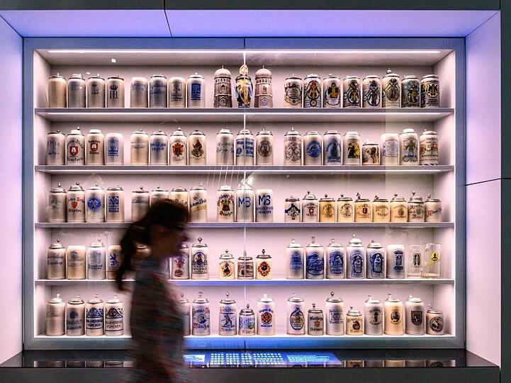 Zahlreiche Bierkrüge stehen im Museum der Bayerischen Geschichte. Foto: Armin Weigel/Archivbild