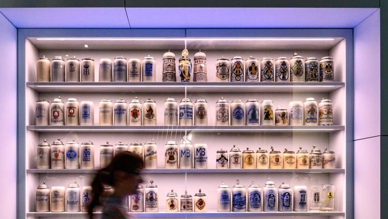 Zahlreiche Bierkrüge stehen im Museum der Bayerischen Geschichte. Foto: Armin Weigel/Archivbild