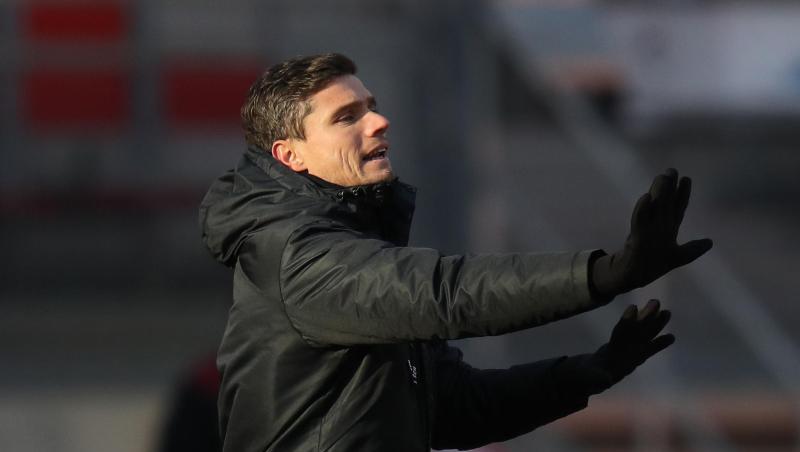 Nürnbergs Trainer Robert Klauß steht am Spielfeldrand.