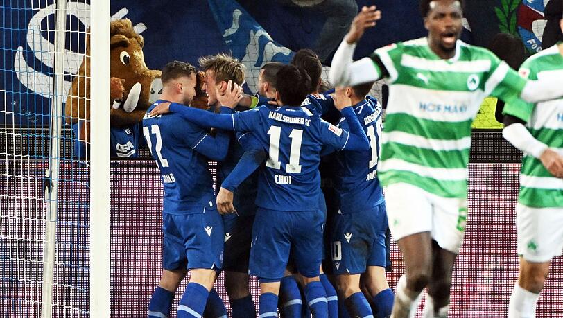 Die Karlsruher Mannschaft bejubelt den Treffer zum 2:1 durch Mikkel Kaufmann (M). Die Karlsruher Mannschaft bejubelt den Treffer zum 2:1 durch Mikkel Kaufmann (M).