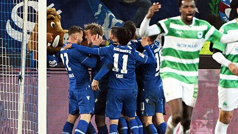 Die Karlsruher Mannschaft bejubelt den Treffer zum 2:1 durch Mikkel Kaufmann (M).