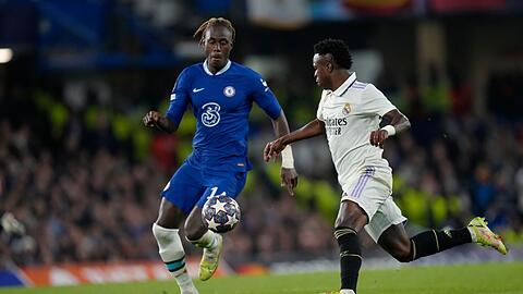 Trevoh Chalobah (l) vom FC Chelsea gegen Vinicius Junior von Real Madrid.