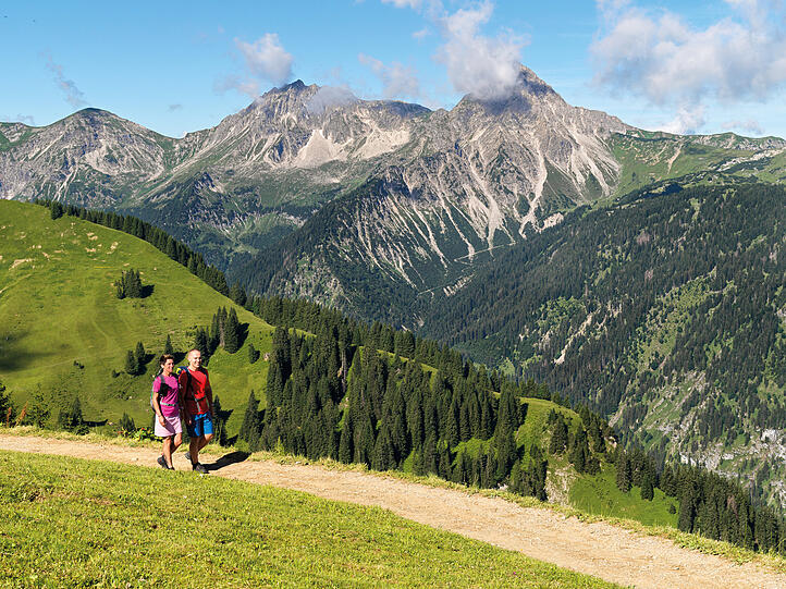 Spektakuläre Aussichten bietet Wandern im Tannheimer Tal.
