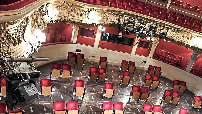 Wegen der Kontaktbeschränkungen in der Coronazeit wurde teilweise die Bestuhlung in den Theatern reduziert - wie hier im Berliner Ensemble.  Foto: Britta Petersen