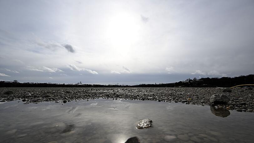 Am Sonntag wird es &uuml;berwiegend bew&ouml;lkt sein. Zeitweise kann es leicht regnen. (Symbolbild)