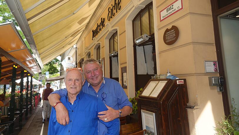 Sepp Sattler (72, l.) und Dietmar Holzapfel. Sattler wollte weniger arbeiten. Nun ist er doch als Geschäftsführer der Deutschen Eiche zurück. Sepp Sattler (72, l.) und Dietmar Holzapfel. Sattler wollte weniger arbeiten. Nun ist er doch als Geschäftsführer der Deutschen Eiche zurück.