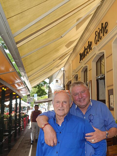 Sepp Sattler (72, l.) und Dietmar Holzapfel. Sattler wollte weniger arbeiten. Nun ist er doch als Gesch&auml;ftsf&uuml;hrer der Deutschen Eiche zur&uuml;ck.