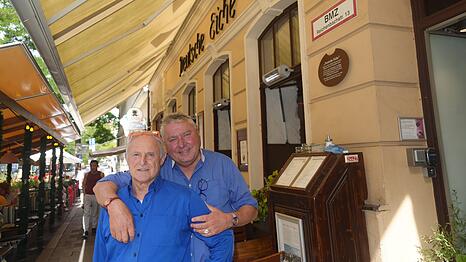 Sepp Sattler (72, l.) und Dietmar Holzapfel. Sattler wollte weniger arbeiten. Nun ist er doch als Gesch&auml;ftsf&uuml;hrer der Deutschen Eiche zur&uuml;ck.