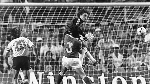 Toni Schumacher springt während des Halfinalspiels am 8. Juli 1982 im Sanchez-Pizjuan-Stadion in Sevilla aus vollem Lauf den französischen Spieler Patrick Battiston an. Battiston verlor bei diesem Foul drei Zähne und erlitt eine Gehirnerschütterung.