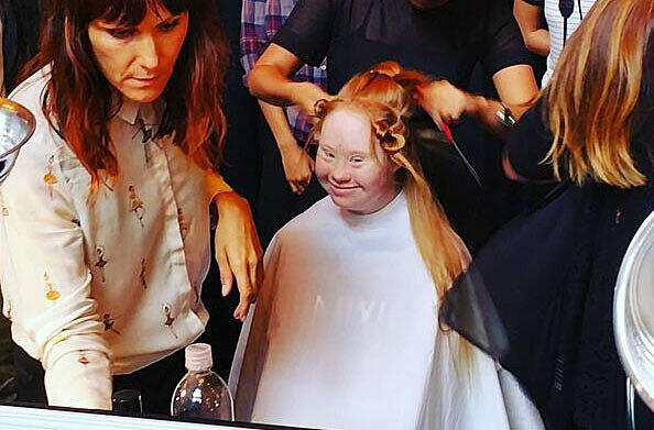 Madeleine Stuart wird für ihren großen Auftritt bei der New York Fashion Week fertiggemacht.