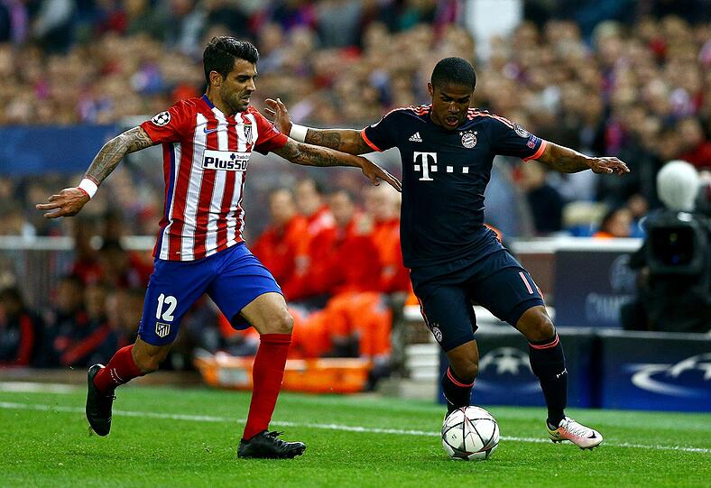 DOUGLAS COSTA: NOTE 4.
Linker Flügel, keine Akzente. Zu viele Versuche, klein-klein und mit Übersteiger zu spielen. Zog mal von rechts einen Freistoß scharf aufs kurze Eck (25.). Seine Ecken brachten immerhin Gefahr.