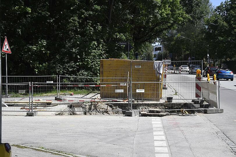 Wegen Arbeiten an der Fernwärme mussten Bauarbeiter ein Loch ausheben. Ein Frau ist mit ihrem Fahrrad hineingestürzt.