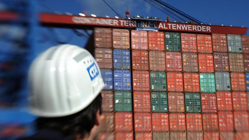 Containerschiff am Containerterminal Altenwerder. Containerschiff am Containerterminal Altenwerder.