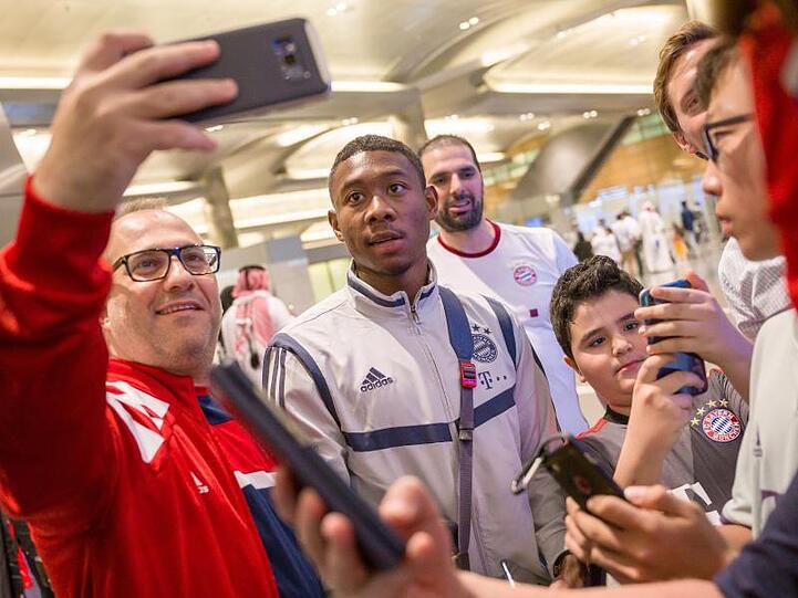 David Alaba wird auf dem Flughafen von Fans empfangen. Foto: Peter Kneffel/dpa