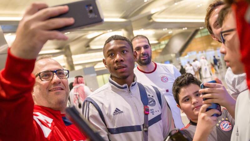 David Alaba wird auf dem Flughafen von Fans empfangen. Foto: Peter Kneffel/dpa David Alaba wird auf dem Flughafen von Fans empfangen. Foto: Peter Kneffel/dpa