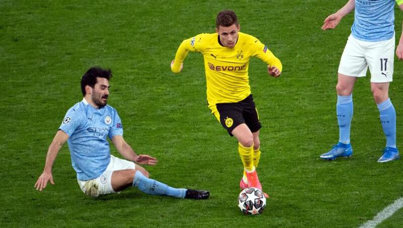 Ilkay Gündogan (l) von Manchester und Dortmunds Thorgan Hazard (r) versuchen den Ball zu spielen.