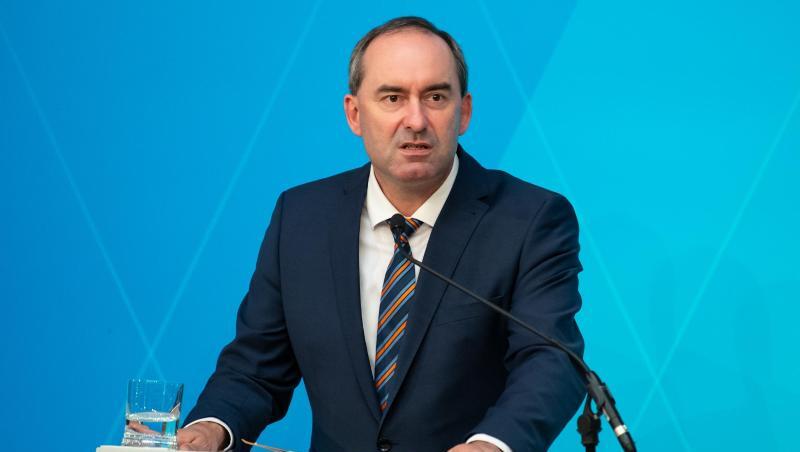 Bayerns Wirtschaftsminister Hubert Aiwanger nimmt an einer Pressekonferenz teil.