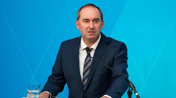 Bayerns Wirtschaftsminister Hubert Aiwanger nimmt an einer Pressekonferenz teil.