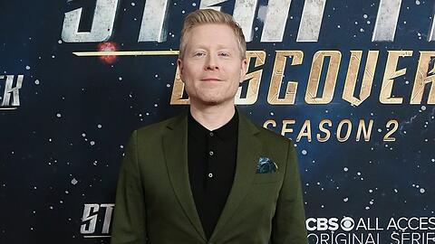 Anthony Rapp behauptet, von Kevin Spacey im Alter von 14 Jahren sexuell belästigt worden zu sein.