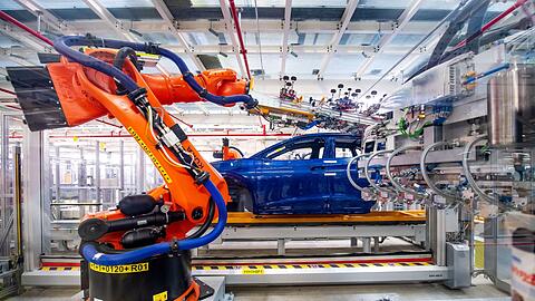 Roboter montieren im VW-Werk Bauteile des ID.4.