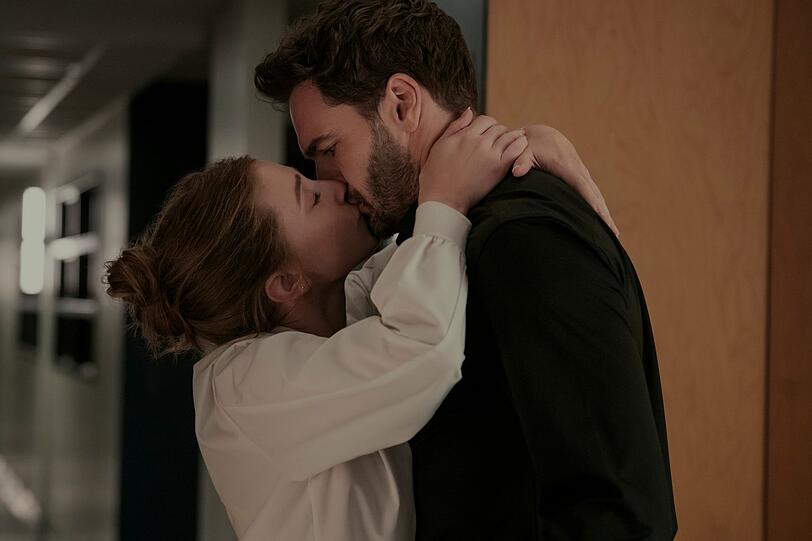 Mit einem überraschenden Kuss beginnt für Olive Smith (Lili Reinhart) und Professor Adam Carlsen (Tom Bateman) eine unberechenbare Zeit. Mit einem überraschenden Kuss beginnt für Olive Smith (Lili Reinhart) und Professor Adam Carlsen (Tom Bateman) eine unberechenbare Zeit.
