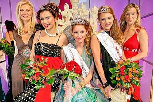 Die Schönsten der Schönen: Die drittplatzierte Leonie Singh (2. v. li.), Siegerin Julia Fritschka (Mitte) und Vize-Miss Christiane Reppert (2. v. re.) strahlen nach der &bdquo;Krönung&ldquo; mit Model-Macherin Marie-Luise Cawi (li.) und Moderatorin Birgit von Bentzel (re.) um die Wette.