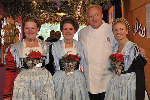 Starkoch Alfons Schuhbeck konnte sich wohl nicht entscheiden, welche der drei Damen ihn auf die Wiesn begleiten soll - und nahm kurzerhand alle drei mit.
