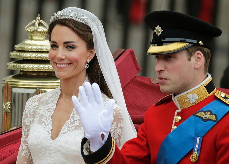 Nach der Trauung bringt die Kutsche Prinz William und Prinzessin Catherine zum Buckingham Palast.