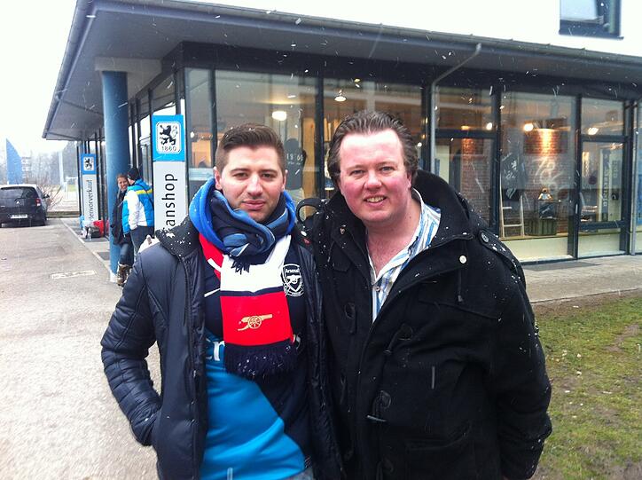 Die Arsenal-Fans Wayne Robbins (links) und Alex Laidmaan schauen bei den Löwen vorbei.