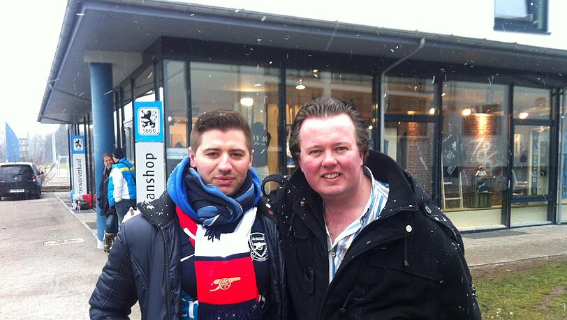 Die Arsenal-Fans Wayne Robbins (links) und Alex Laidmaan schauen bei den Löwen vorbei.