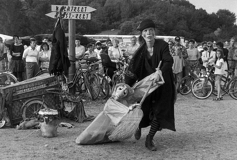 Ein Großteil der Kunst- und Kulturveranstaltungen auf dem Festival sind umsonst. Jeder kann zuschauen, wie hier 1992 der Hexenfrau.