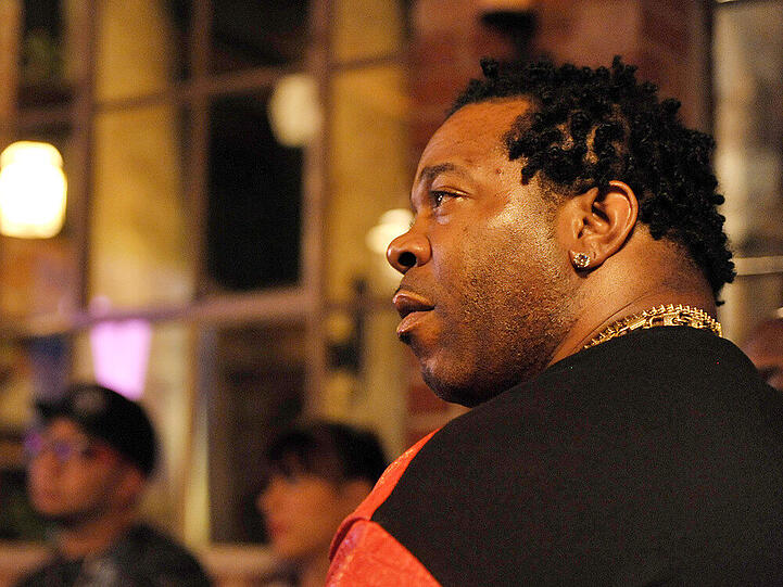 Ein Ausrutscher: Busta Rhymes holt sich eine blutige Nase