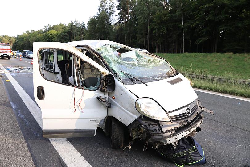 Tragisches Ende einer Heimreise für eine Reisegruppe aus den Niederlanden: Ein 19-Jähriger stirbt, Schaulustige halten die Szenen mit ihren Smartphones fest. Die Polizei greift ein.