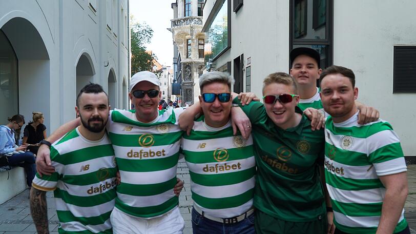 Auf dem Marienplatz feiern bereits die Celtic-Fans.