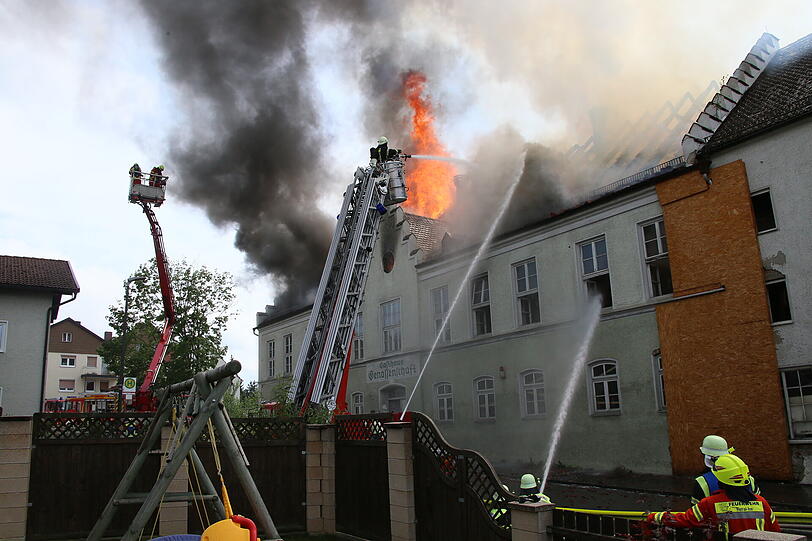 In Neumarkt-Sankt Veit ist am Sonntag ein Anwesen komplett ausgebrannt - die Bilder vom Einsatz.