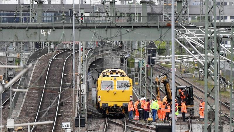 Arbeiter und Baufahrzeuge stehen an den Gleisen nahe der Hackerbrücke. Foto: Angelika Warmuth/Archivbild