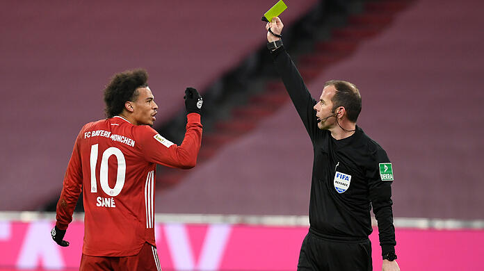 Leroy Sané sah gegen den VfL Wolfsburg wegen Meckerns eine Gelbe Karte.