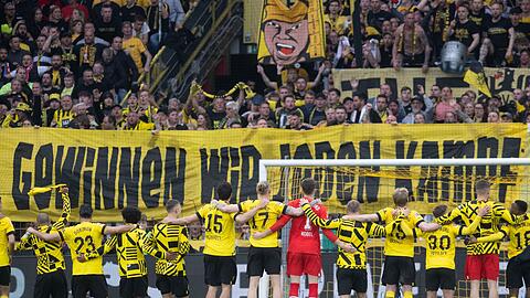 Dortmunds Spieler feiern den Sieg vor der Südtribüne.