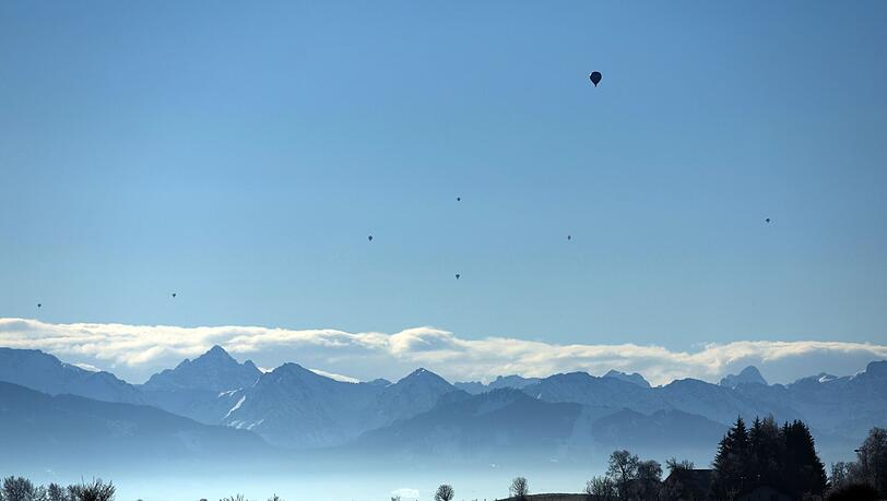 Wer am Sonntag Sonne will, sollte in die Berge fahren. (Archivbild)