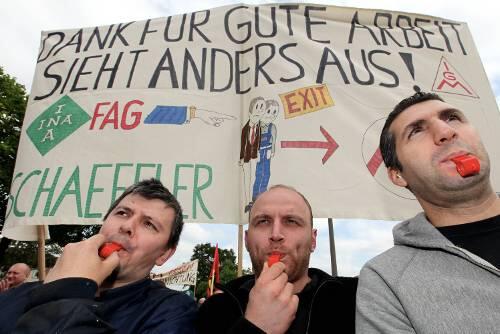 Wütende Beschäftigte nach der Schaeffler-Ankündigung, 4500 Stellen streichen zu wollen.