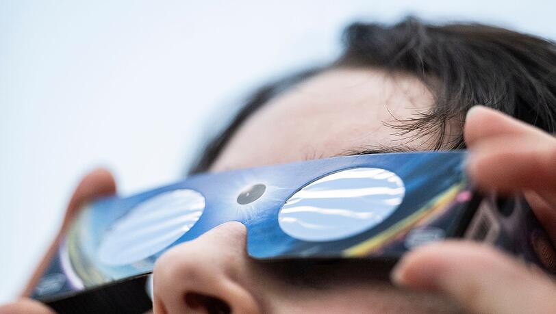 Sicher zur Sonnenfinsternis: Eine spezielle "SoFi-Brille" schützt die Augen vor gefährlichem Sonnenlicht. (Symbolbild) Sicher zur Sonnenfinsternis: Eine spezielle "SoFi-Brille" schützt die Augen vor gefährlichem Sonnenlicht. (Symbolbild)